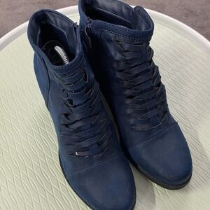 Yuu Booties, Ranser Zip On Women's 7M Navy Blue Leather Chunk Heel‎  Design